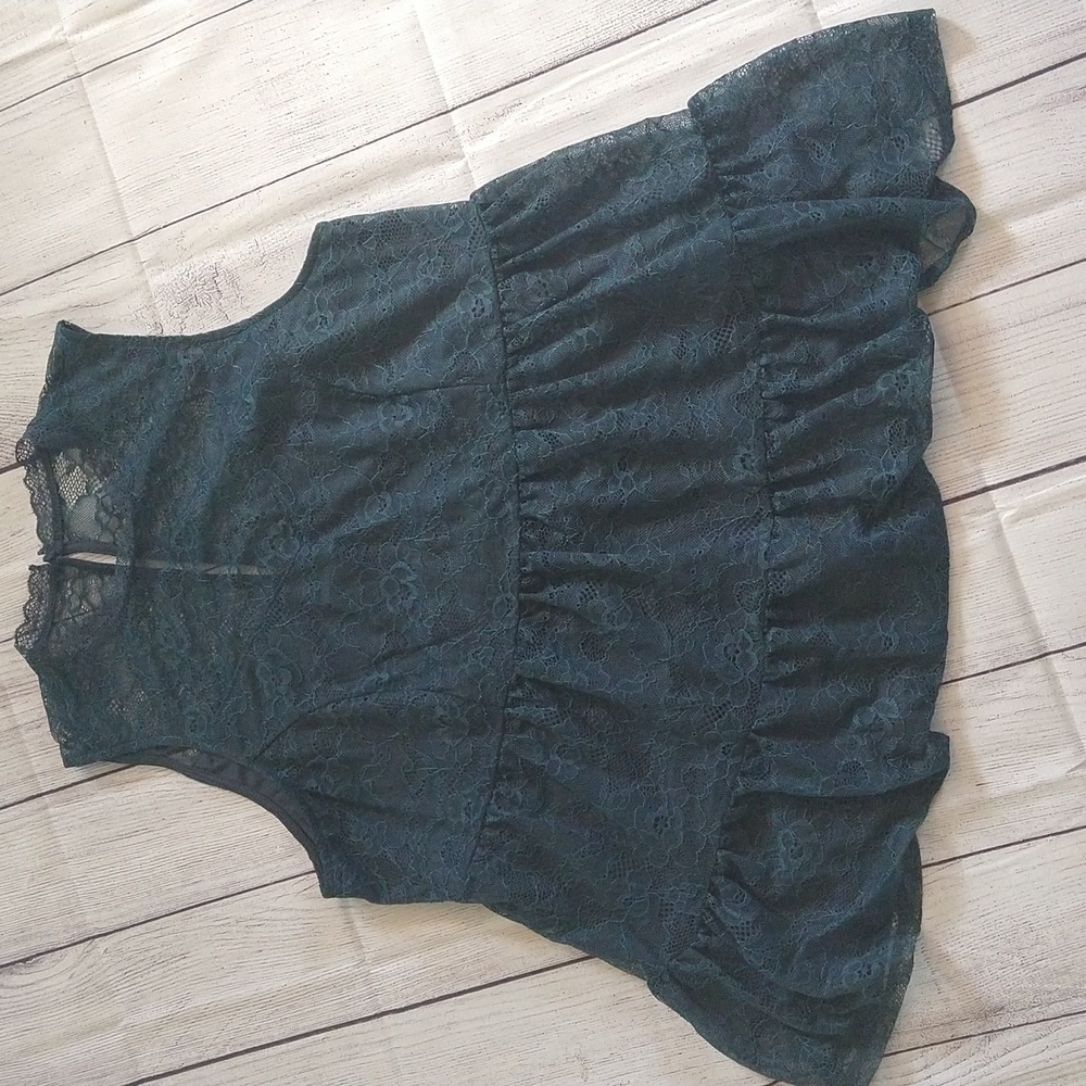 Torrid NWT sleeveless mock neck lace top size 0